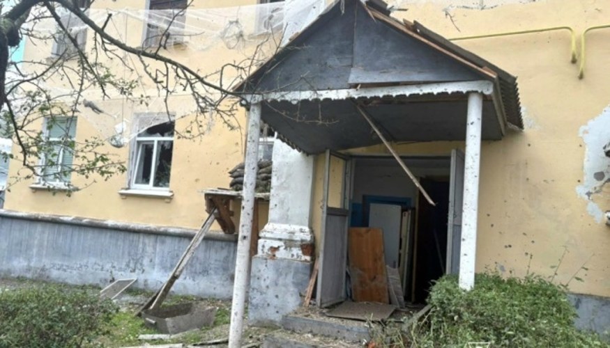 Місце влучання безпілотника «Молнія» біля будівлі пожежно-рятувального підрозділу у Богодухові, фото МВС