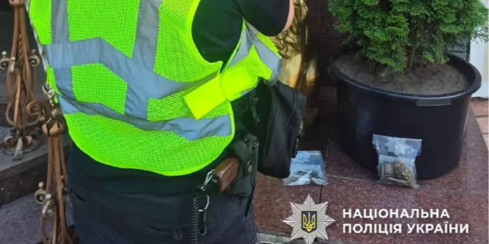 Поліція Києва вилучає два корпуси гранат та запал, знайдені в куртці на перилах біля ресторану у Дніпровському районі