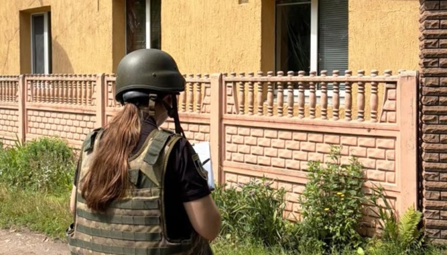 Надання домедичної допомоги пораненому в Чернігові після атаки дронів, фото поліції