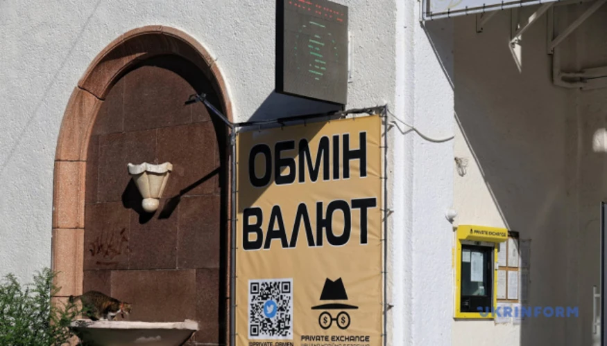 Котирування долара і євро на тлі логотипів валют
