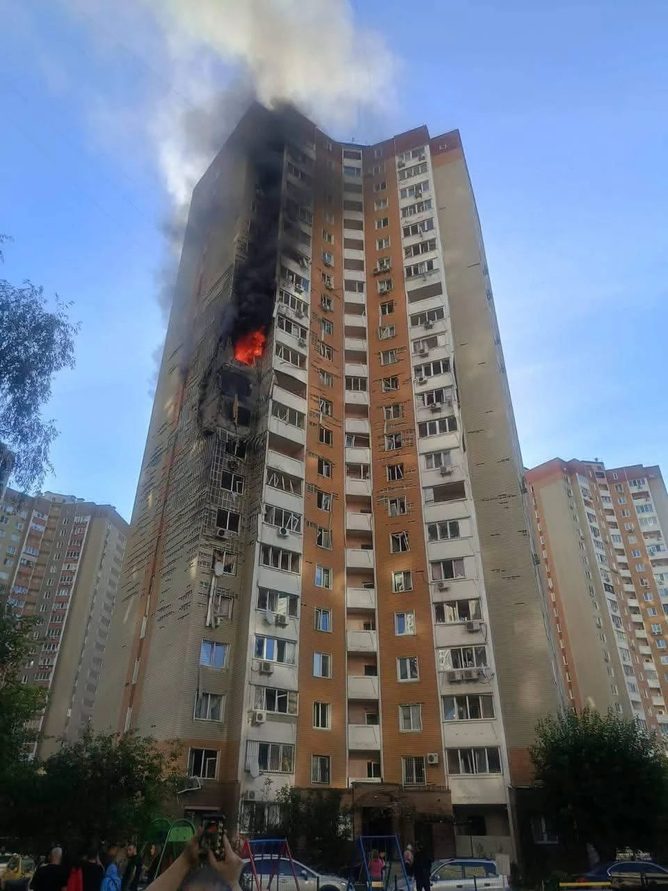 У Дарницькому районі Києва дрон поцілив у житловий будинок: троє госпіталізовані