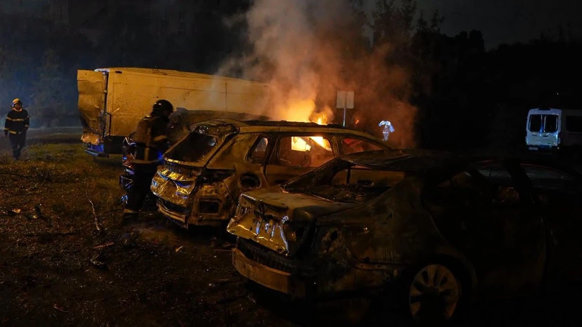Пошкоджені будівлі в Києві після нічної атаки балістикою 24 вересня