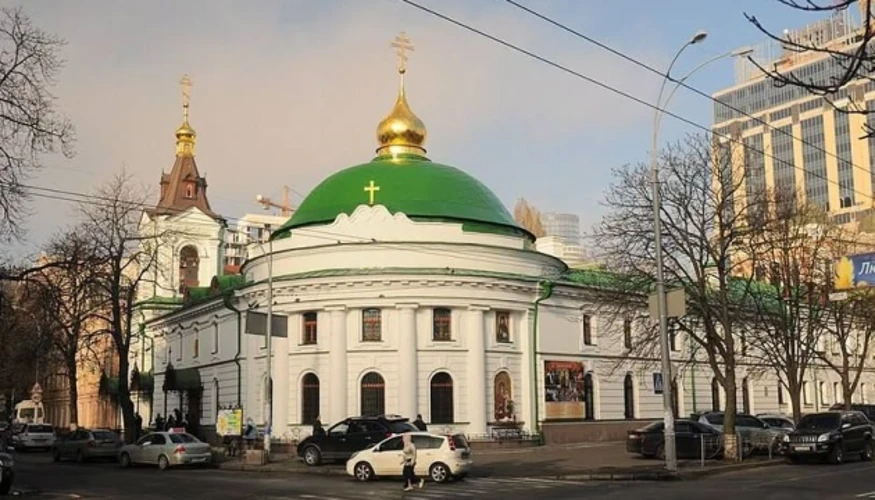 Пошкоджений дах Свято-Введенського чоловічого монастиря УПЦ у Печерському районі Києва