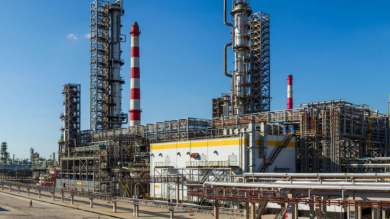 Новак заявив про удари по двох НПЗ: Київ назвав це фейком